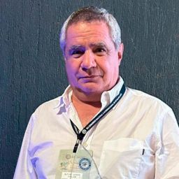 Dr. Alfonso Ucrós - premio por su aporte a la oftalmología nacional