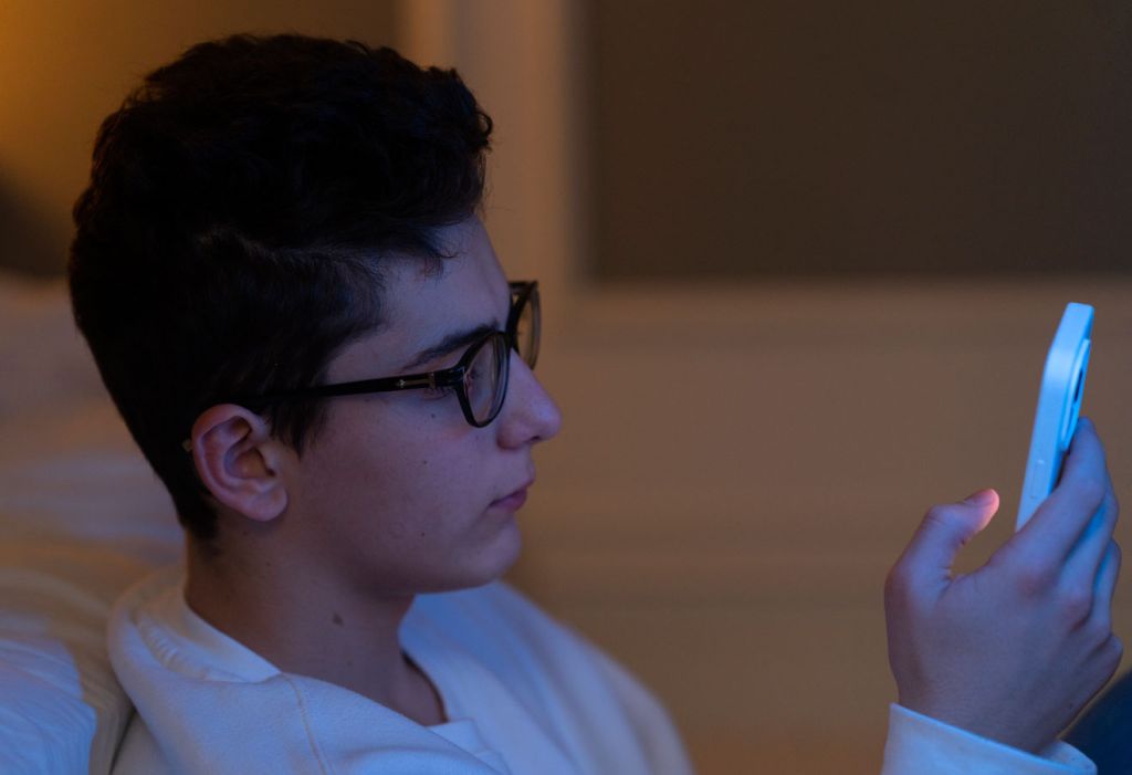 ¿Cómo afectan los dispositivos electrónicos a nuestros ojos?