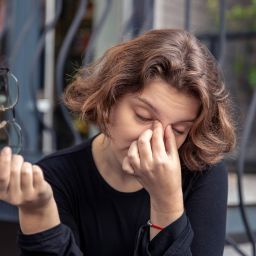 ¿Ojos llorosos y rojos? Descubre cómo aliviar las alergias oculares